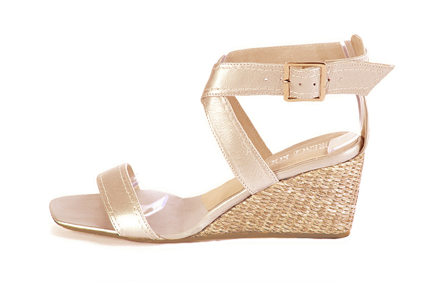 Gold elegant sandals with cross straps across the instep, fully open. Square toe. Medium wedge heels. - Florence KOOIJMAN